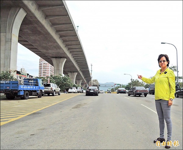 潭子區環中路一段與鐵路交叉處未打通，市議員張雅旻質疑影響車流疏導。（記者黃鐘山攝）