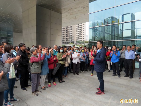 市府要掛彩虹旗，反對民眾到市議會陳情。（記者張菁雅攝）