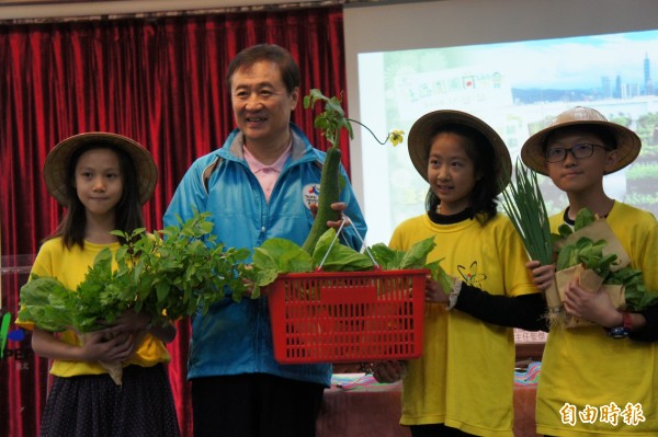 小小神農贈送自種蔬菜給副市長陳景峻。（記者黃建豪攝）