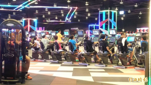 民營健身中心以新穎的運動設備吸引不少會員。（記者李立法攝）