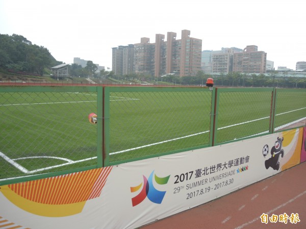 錦和運動公園內的人工草皮足球練習場即將啟用。（記者翁聿煌攝）