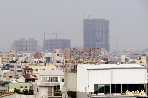 台南市昨天受到東北風減弱影響，空氣品質不佳。
（記者蔡文居攝）