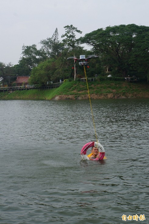無人空拍機吊掛救生圈，協助落水者求生。（記者林孟婷攝）