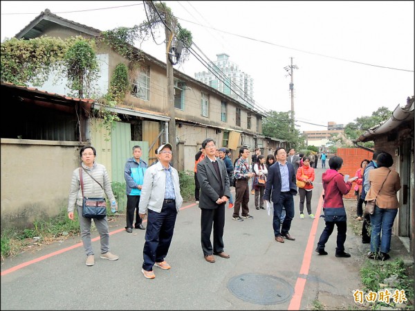 客委會副主委楊長鎮（前左二）、苗栗市長邱炳坤（前左一）等人，昨會勘鐵路一村舊宿舍，一致認為應保留。（記者張勳騰攝）