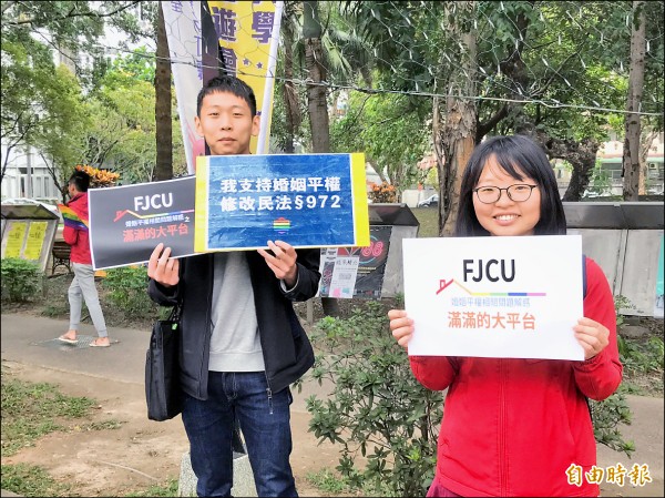 輔大學生昨在校園宣導婚姻平權內容，讓不了解的人有機會對話。（記者葉冠妤攝）