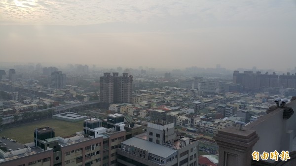 高市今早空氣品質不良。（記者陳文嬋攝）