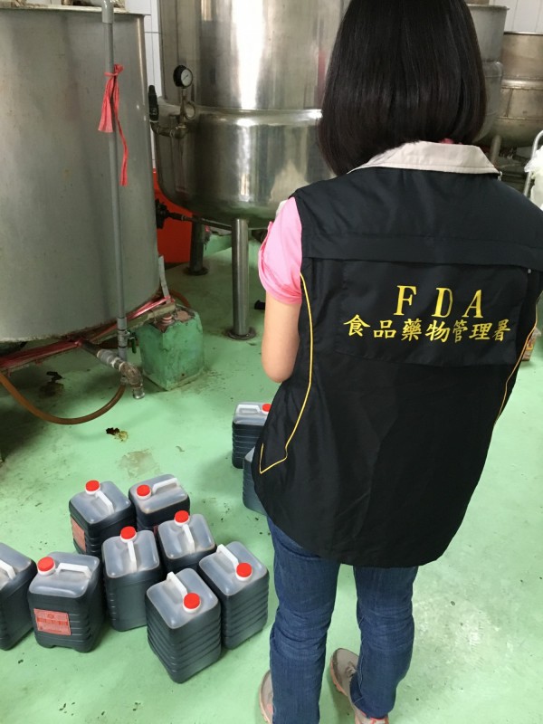 食藥署稽查市售醬油和製造工廠環境，發現多項違規。（食藥署提供）