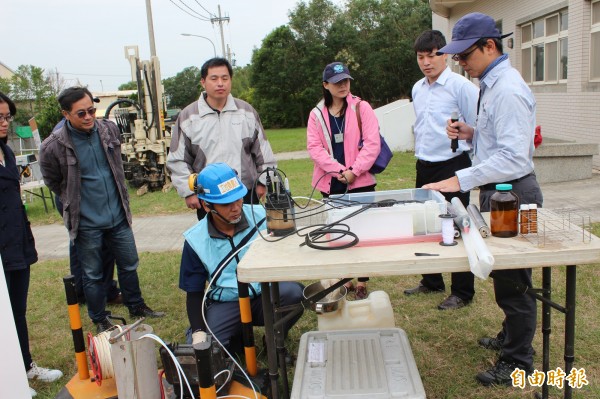業者代表簡庭駿（右）說明如何利用眼前的儀器採檢地下水的過程。（記者黃美珠攝）