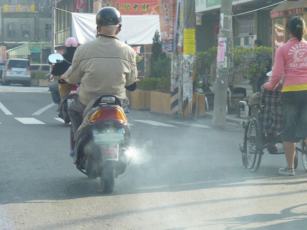 二行程機車排放青白煙，含有大量粒狀汙染物嚴重危害健康。（記者蔡淑媛翻攝）