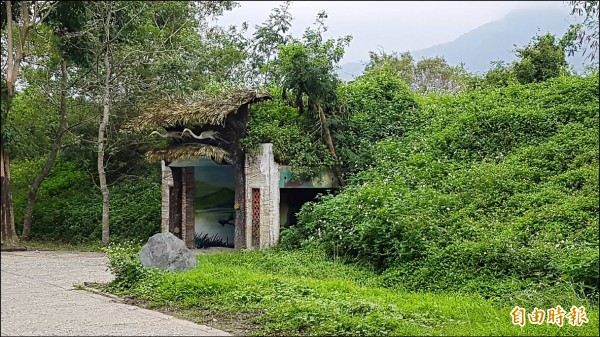 賞鳥屋隱身在草叢堆裡，就是希望對鳥類的影響降到最低。（記者王秀亭攝）