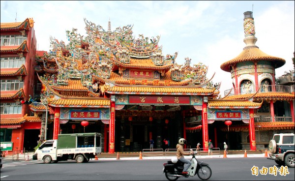 慈鳳宮是屏東市知名的媽祖廟，香火鼎盛。（記者李立法攝）