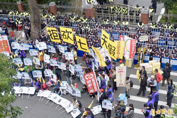 立法院院會6日三讀通過勞基法部分條文修正案，在場外抗議一整天的工鬥等團體於憤怒中結束抗議。（記者黃耀徵攝）