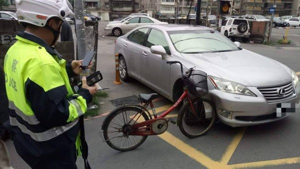 腳踏車前輪硬生生卡進轎車頭燈下方保險桿，讓側邊保險桿出現一個大凹洞。（圖擷取自臉書粉絲專頁《爆料公社》）