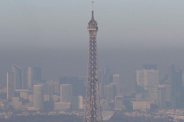 法國巴黎近日出現近10年來最嚴重、時間最長的冬季空污；而考量到巴黎目前的天氣條件，這波空污恐怕還得持續好幾天。（法新社）