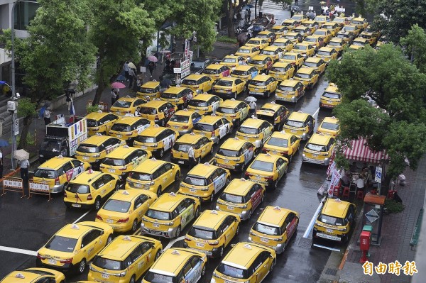 立法院今日審查公路法草案，有Uber在立院周遭按喇叭抗議；今年7月中時，則有上百輛計程車串聯到立法院抗議，要求解決Uber非法載客問題。（記者陳志曲攝）