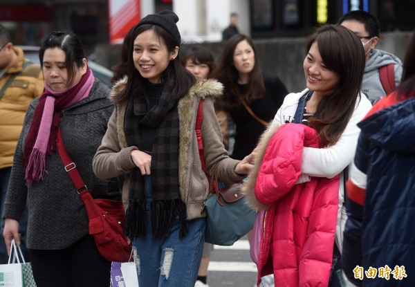 在東北季風帶來的冷空氣影響下，今天清晨台南以北及宜、花地區的低溫只有17、18度，全台各地大多為多雲到晴的天氣。（資料照，記者簡榮豐攝）