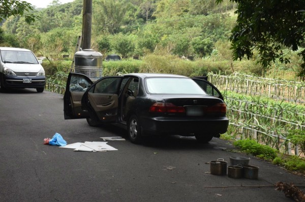 竹市一對夫妻被發現在車內燒炭自殺。（記者王駿杰翻攝）