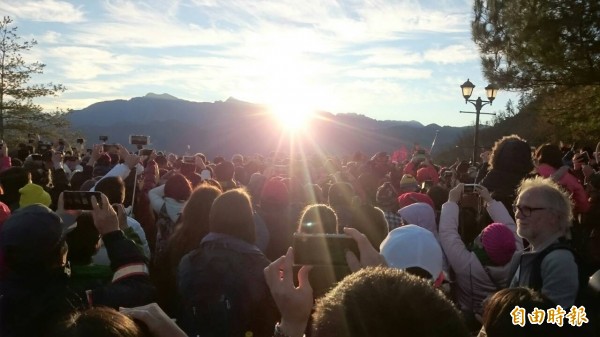 阿里山森林鐵路管理處表示，觀日列車明天8日上午9點開放20人以上團體電話預約。圖為今年元旦時民眾搶拍阿里山日出美景。（資料照，記者余雪蘭攝）