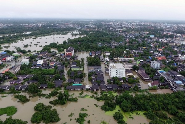 連日暴雨在泰國南部釀成嚴重洪災，影響境內約58萬人，並傳出有至少14人死亡。（歐新社）