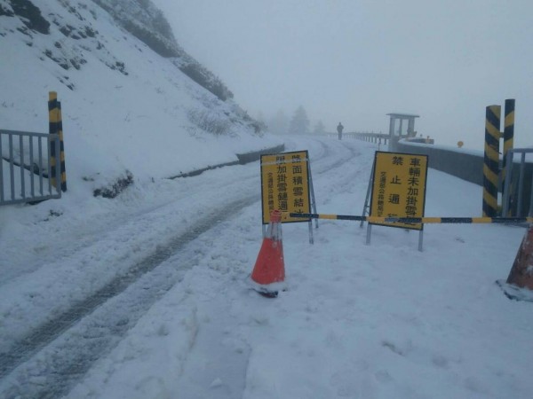 圖為今年3月合歡山積雪，公路總局進行交通管制，示意圖。（資料照，仁愛分局提供）