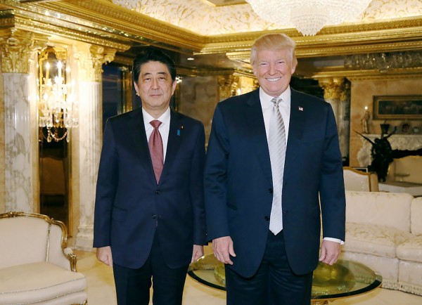 據傳日方正協調，希望在明年1月川普就任美國總統後一週內，安排與日本首相安倍進行第二次會面，鞏固日美同盟關係。（法新社）