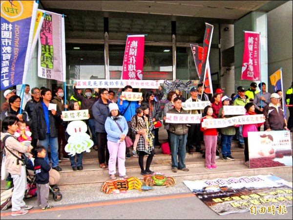 環團到市府陳情，呼籲市府正視藻礁存續問題，不要背負「藻礁世紀殺手惡名」。（記者謝武雄攝）