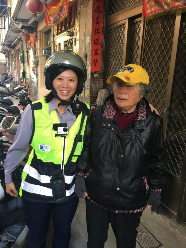 彰化警分局民族路派出所女警陳凱玲，幫助走失的婦人返家，被稱「人美心更美！」（記者湯世名翻攝）