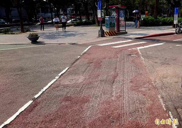 台中草悟道周邊道路紅色瀝青路面剝落，造成行車顛簸。（記者張菁雅攝）