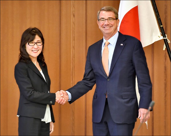 美國國防部長卡特（右）和日本防衛大臣稻田朋美七日在東京舉行會談，再次確認美日同盟的重要性。（歐新社）