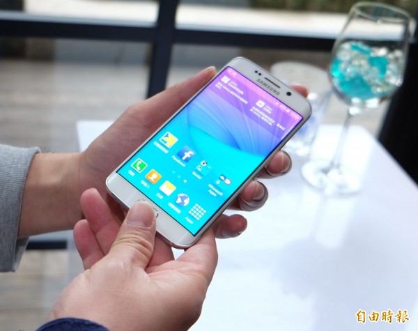 三星GALAXY S6在機上發生自燃事件。照片為三星Galaxy S6 Edge，與新聞無關。（資料照）