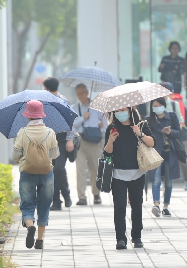 明（9日）天氣與今日相像，但仍須攜帶雨具以備不時之需。（資料照，記者黃志源攝）