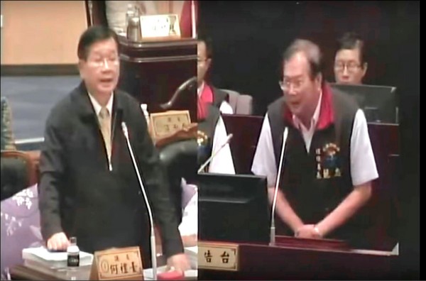 縣議員何禮臺（左）上月23日在花蓮縣議會，質詢環保局長饒忠，被質疑不懂程序、縣府答詢內容則有「未審先判」之嫌。（擷取議會質詢影片）