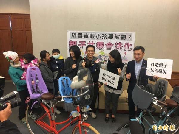 為推動親子共乘自行車合法化，民進黨立委余宛如、趙天麟及蔡其昌呼籲合理修法及開放。（記者鄭鴻達攝）