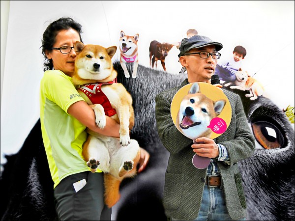 農委會首度舉辦校犬績優校園徵選活動，新北市安溪國中飼養校犬「可樂」獲特優，由校長簡財源（右）和主任姜大如（左）帶著「可樂」出席領獎。（圖由農委會提供）