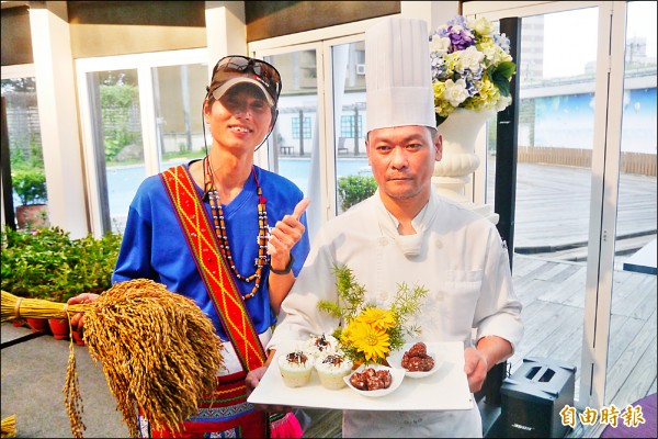 知名西餐主廚黃智明（右）選用光復鄉青農蕭明山所種植的紅糯米，製作出可口美味的「紅米珍珠丸」及「紅米奶酪」兩款甜品。（記者王峻祺攝）