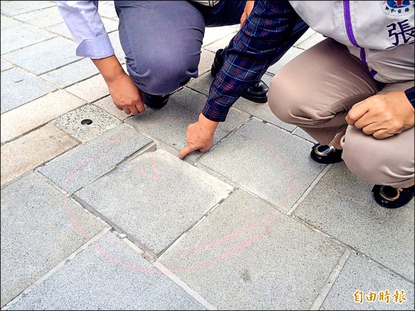 路面高低落差、空隙大且砌石脫落。（記者郭逸攝）