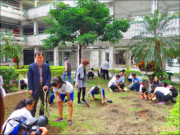 新北市立三重高中師生、小林髮廊志工昨合力種下五百株台灣原生植物，打造原生植物園區。（記者葉冠妤攝）