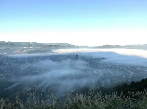 埔里虎頭山今天老天又賞山巒雲海美景。（張勝正提供）