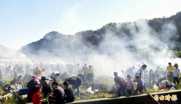 南投縣鹿谷公所田園風箏趣活動，吸引許多家庭前來參加，一起堆窯窟烘蕃薯。（記者謝介裕攝）