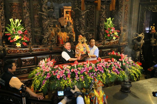 旗山天后宮的媽祖進入鹿港天后宮的神殿，寫下百年宗教交流的歷史一頁。（圖鹿港天后宮提供）