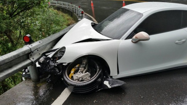 保時捷GT3撞上護欄，車頭全爛。（記者陳薏云翻攝）