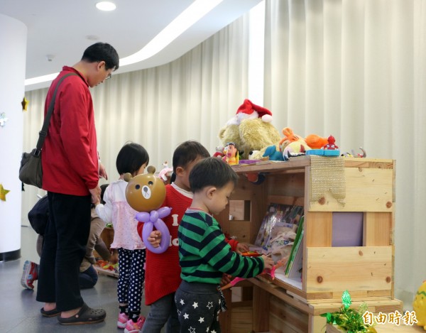 新北市立圖書館總館舉辦「Baby好書交換趴」，家長帶著孩子來挖寶。（記者葉冠妤攝）