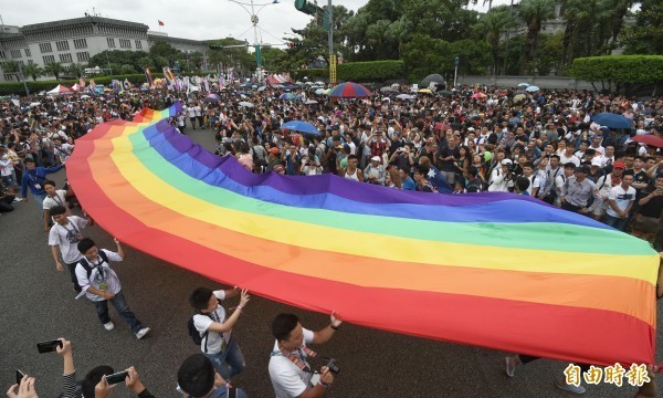 「讓生命不再逝去，為婚姻平權站出來」音樂會大遊行將於下午1時在凱道登場。圖為2016同志大遊行。（資料照，記者方賓照攝）