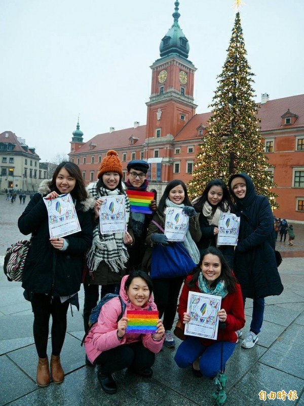 8個國家、30個城市的海外台灣留學生　接力聲援婚姻平權，一群在華沙的台灣交換生和外國友人共同站出來聲援。（圖取自臉書）