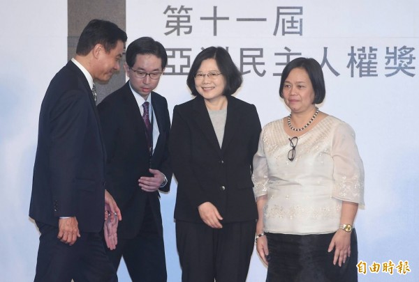 總統蔡英文(右二)、台灣民主基金會董事長蘇嘉全(左一)出席第11屆亞洲民主人權獎頒獎典禮,頒發獎座、獎金給得獎者「亞洲反非自願失蹤聯盟」秘書長巴卡爾索女士(右一)並合影。(記者廖振輝攝) 總統蔡英文(右二)、台灣民主基金會董事長蘇嘉全(左一)出席第11屆亞洲民主人權獎頒獎典禮,頒發獎座、獎金給得獎者「亞洲反非自願失蹤聯盟」秘書長巴卡爾索女士(右一)並合影。(記者廖振輝攝)