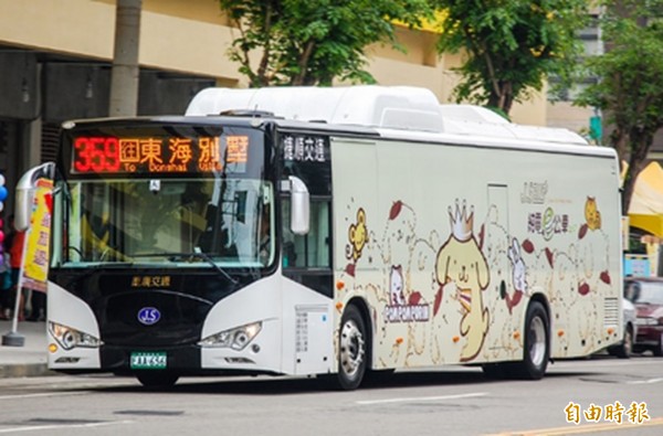 台中市電動公車從去年十四輛增加為今年四十四輛，成長率高居全國第一。（記者黃鐘山攝）