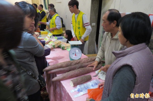 基隆山藥大餐11日晚間在基隆港餐廳登場，農會為了促銷農產品，直接在現場讓農友銷售農產品，許多民眾直接選購山藥，反映熱烈讓農友直說真好。（記者俞肇福攝）