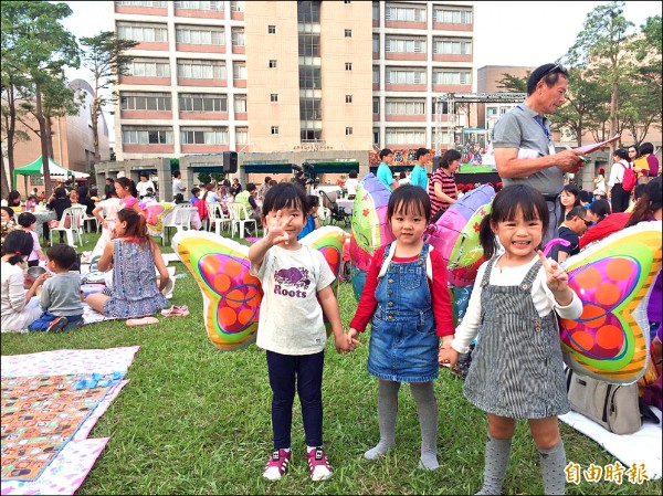 社教館草地辦野餐，吸引八百多個家庭參加，幼童快樂享受草地趴。（記者黃旭磊攝）