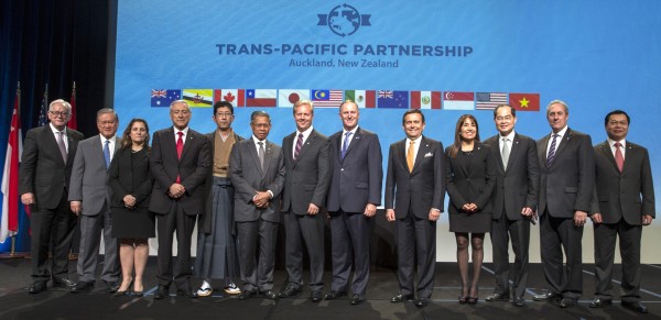 2016年PTT成員國在奧克蘭簽署協議後合影(歐新社)