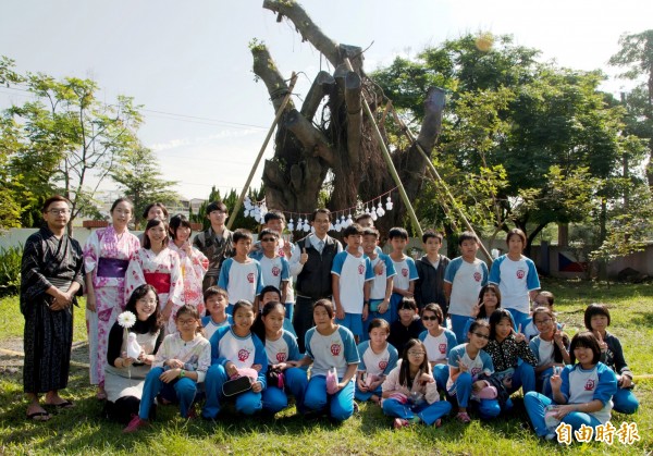 溪州南州國小與明道大學日文系，舉辦校樹移植復育活動。（記者陳冠備攝）